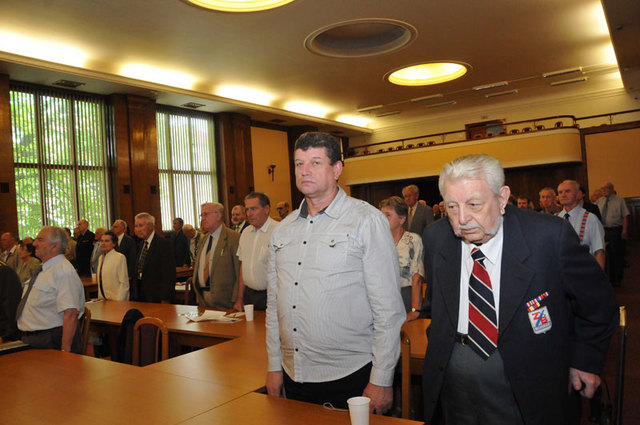 Mezi účastníky shromáždění k nadcházejícímu 67. výročí konce 2. světové války v Evropě, byl také Květoslav Motejlek (zcela vpravo). Ten převzal jako výraz poděkování za dosavadní práci pro Český svaz bojovníků za svobodu Pamětní medaili ČSBS