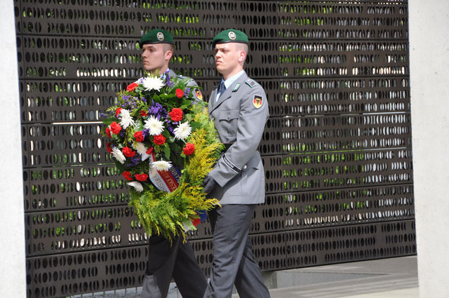 Ministr Alexandr Vondra uctil památku vojáků Bundeswehru, kteří položili své životy v zahraničních misích, položením smutečního věnce u památníku na Spolkovém ministerstvu obrany v Berlíně