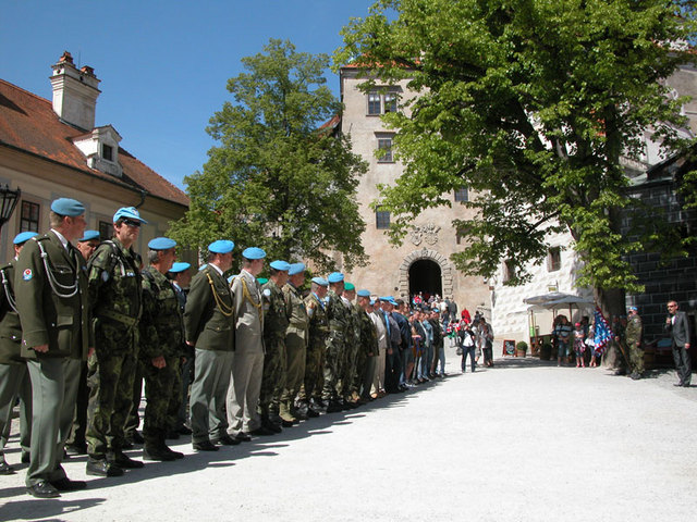 Letos se nástupu zúčastnilo na 76 příslušníků Modrých baretů, kteří se do Českého Krumlova sjeli ze všech koutů republiky