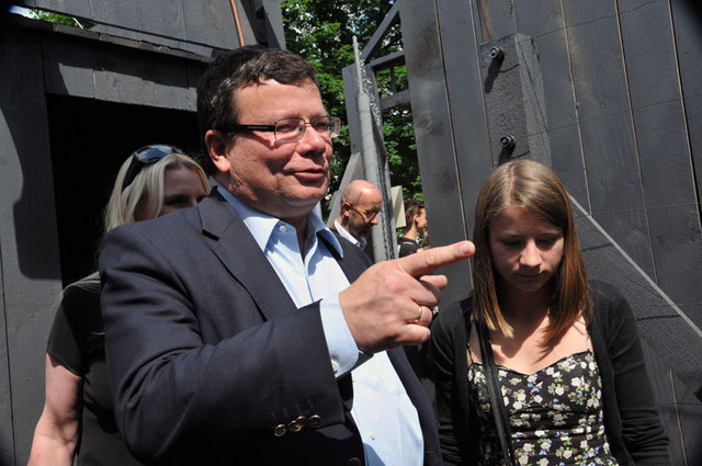 Ministr obrany Alexandr Vondra na výstavě, kterou připravilo sdružení Post Bellum