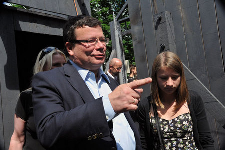 Ministr obrany Alexandr Vondra na výstavě, kterou připravilo sdružení Post Bellum
