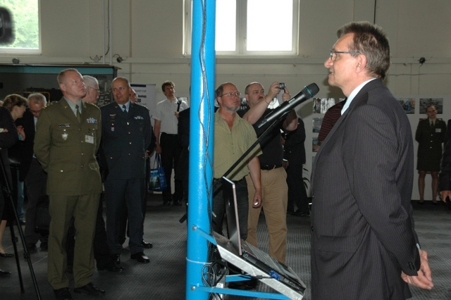 Docent Dalibor Rozehnal seznamuje přítomné s Aerodynamickým tunelem Brno