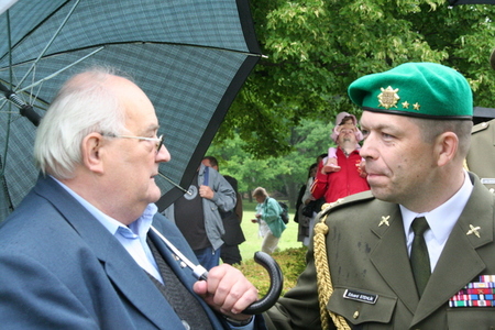 Pplk. Eduard Stehlík, čestný občan Lidic, v rozhovoru s Václavem Zelenkou, „lidickým dítětem“, kterému se podařilo přežít 