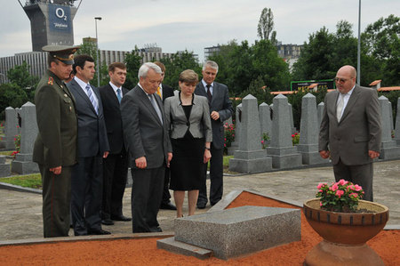 Delegace na Pohřebišti ruských vojáků na Olšanských hřbitovech v Praze