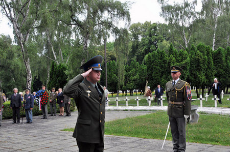 Úctu hrdinům od Zborova položením věnce vzdal i představitel ruské ambasády v Praze