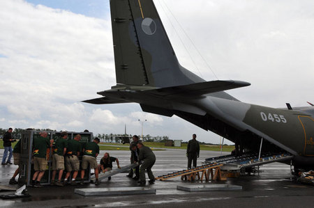 Nakládání přepravních beden do letounu CASA C-295M