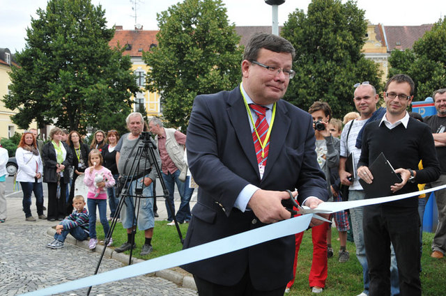 Ministr Alexandr Vondra přestřižením pásky zahájil výstavu, která je podle jeho slov drobným kamínkem do programové nabídky 38. ročníku LFŠ 