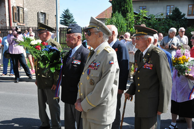 Pietní vzpomínky se zúčastnili také představitelé Československé obce legionářské, Českého svazu bojovníků za svobodu, váleční veteráni a další významní hosté, mezi nimiž nechyběli ani ti, kteří osobně znali Otakara Jaroše