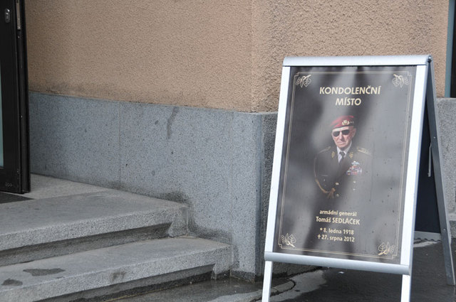 Kondolenční místo v pražských Dejvicích, Buzulucká ulice