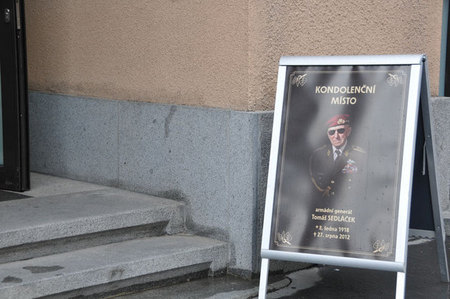 Kondolenční místo v pražských Dejvicích, Buzulucká ulice