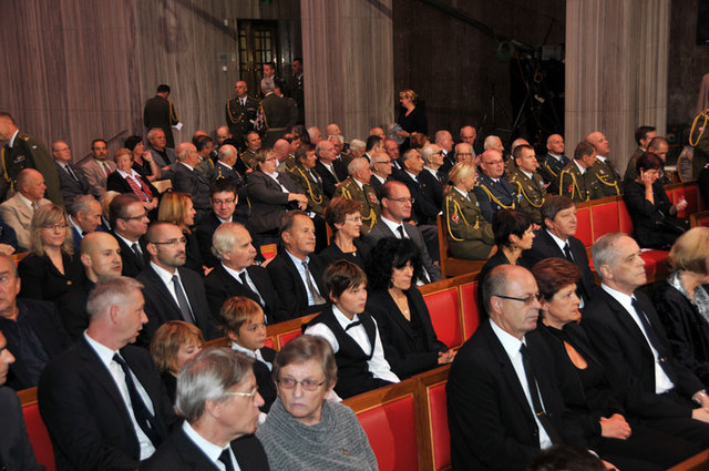 Smuteční hosté zcela zaplnili síň pražského Památníku na Vítkově