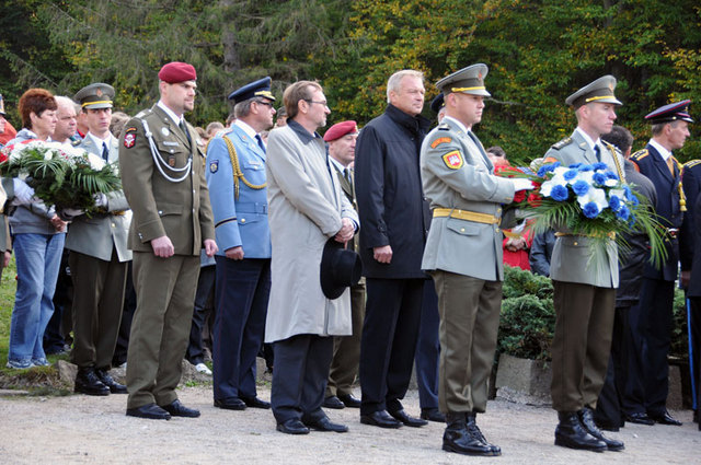 Českou delegaci, která se poklonila hrdinům od Dukly, vedl první náměstek ministra obrany Vlastimil Picek