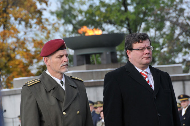 Věnec položili také ministr obrany Alexandr Vondra a náčelník GŠ AČR generálporučík Petr Pavel