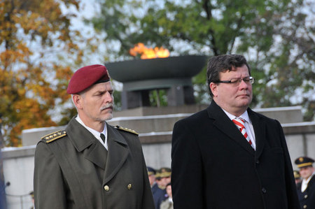 Věnec položili také ministr obrany Alexandr Vondra a náčelník GŠ AČR generálporučík Petr Pavel