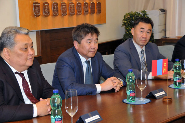 Delegaci vedl tajemník národní bezpečnostní rady Mongolské republiky Enkhtuvshin Tsagaandari (uprostřed)