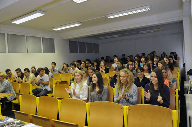 Živé osobní vzpomínky veteránů odměnili studenti a studentky potleskem