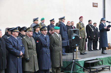 Část čestných hostů na slavnostním nástupu ve Strakonicích