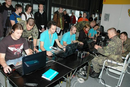 Návštěvníci veletrhu si mohli u několika počítačů vyzkoušet taktický virtuální simulátor VBS2