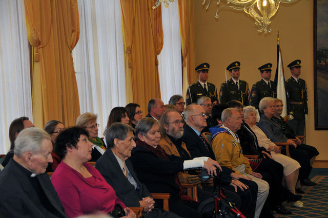 Část účastníků setkání na Ministerstvu obrany ČR, kteří za chvíli převezmou osvědčení za 3. odboj