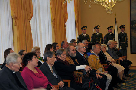 Část účastníků setkání na Ministerstvu obrany ČR, kteří za chvíli převezmou osvědčení za 3. odboj