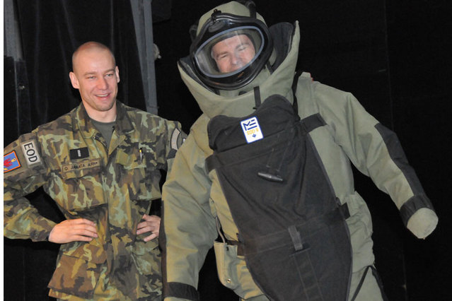 Jeden z pedagogů měl šanci vyzkoušet si na vlastní kůži speciální pyrotechnický oblek - asistuje rotný Ondřej Janata