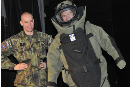 Jeden z pedagogů měl šanci vyzkoušet si na vlastní kůži speciální pyrotechnický oblek - asistuje rotný Ondřej Janata
