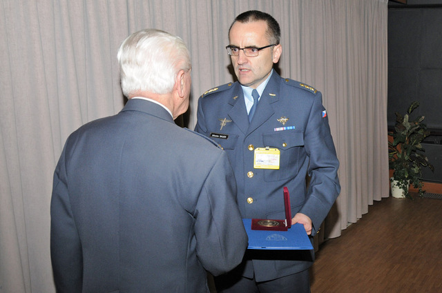 Plk. gšt. Miloslav Bauer předal jménem rektora plaketu Univerzity obrany veteránovi II. světové války plk. v.v. Emilu Bočkovi
