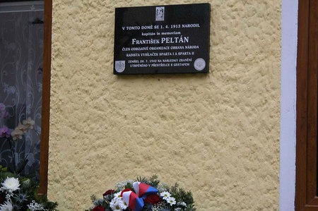 Pamětní deska připomíná místo narození váženého občana města Jindřichův Hradec, vlastence a statečného odbojáře Františka Peltána, který byl v den stého výročí narození jmenován do hodnosti kapitán in memoriam