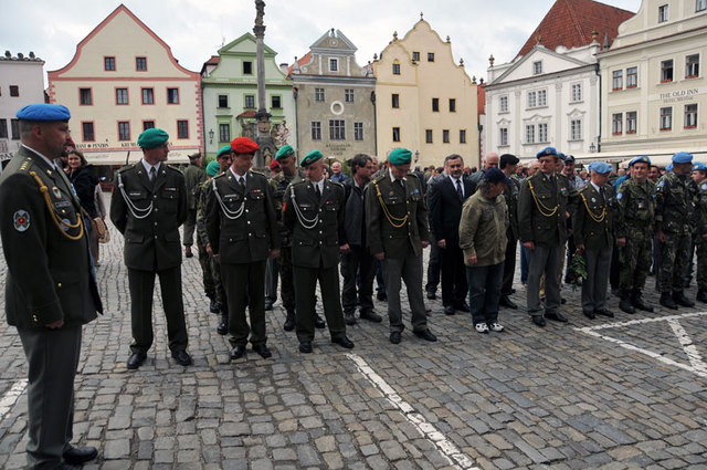 Před slavnostním nástupem na českokrumlovském náměstí Svornosti