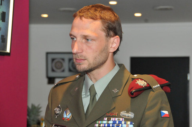 Jeden z autorů, který nabídl svá díla do dražby - rotný Tomáš Johanides
