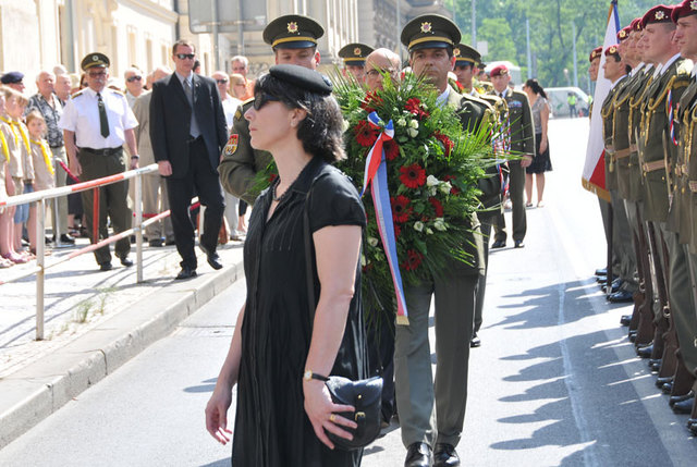 Čest československým prašutistům vzdalo také velvyslanectví Velké Británie - velvyslankyně Sian Christina Mac Leod
