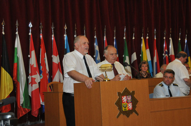 ČSBS je součástí několika mezinárodních organizací, jednou z nich je také FIR, jejíž předseda Hanti Vilmos (vlevo) pozdravil jednání sjezdu