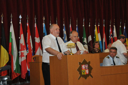 ČSBS je součástí několika mezinárodních organizací, jednou z nich je také FIR, jejíž předseda Hanti Vilmos (vlevo) pozdravil jednání sjezdu