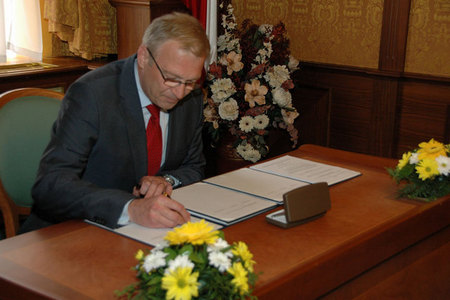 Jako první podepsal 3. doplněk ministr Vlastimil Picek
