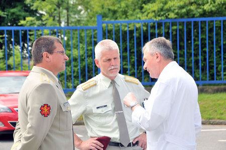 Generál Petr Pavel v rozhovoru s ředitelem a náčelníkem Vojenské zdravotnické služby generálem Božetěchem Jurenkou (vlevo) a ředitelem ÚVN profesorem Miroslavem Zavoralem
