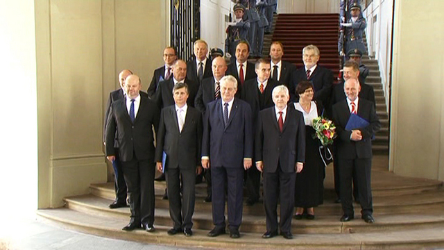 Společné foto nového kabinetu premiéra Jiřího Rusnoka