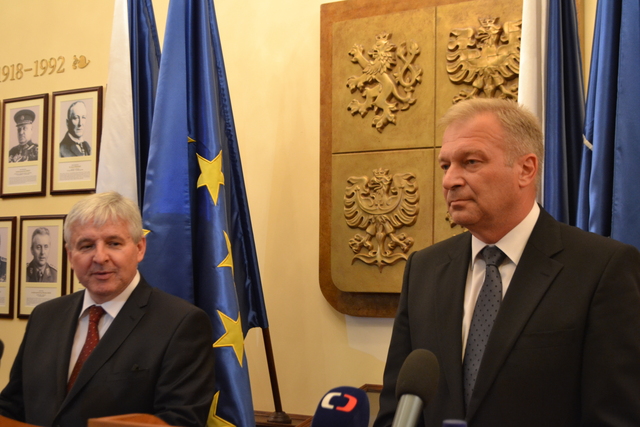 Premiér Jiří Rusnok (vlevo) oficiálně uvedl Vlastimila Picka do funkce ministra obrany