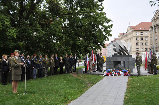 Pietní vzpomínka na náměstí Svobody v Praze, Dejvicích