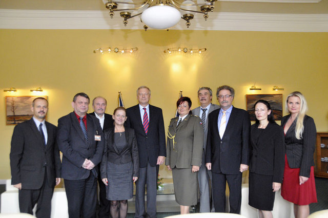 Společná fotografie účastníků neformálního setkání na Ministerstvu obrany ČR (1)
