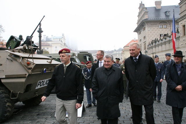 Jako první si vojenskou techniku prohlédl kardinál Dominik Duka (uprostřed)