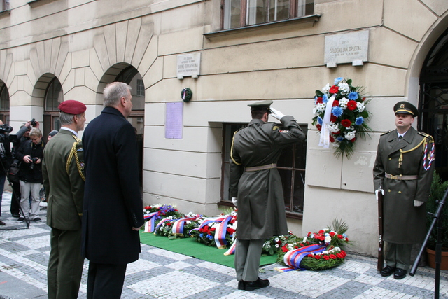 Ministr obrany Vlastimil Picek a náčelník GŠ AČR uctili památku studenta Jana Opletala