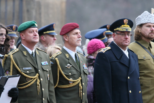 Slavnostního aktu se zúčastnili (zprava): brigádní generál Zdeněk Jakůbek, generálporučík Petr Pavel a generálmajor Miroslav Žižka