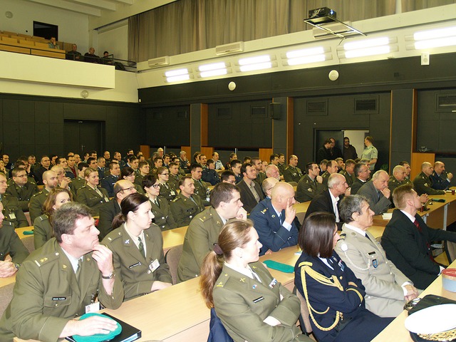 Zástupci akademické obce během přednášky