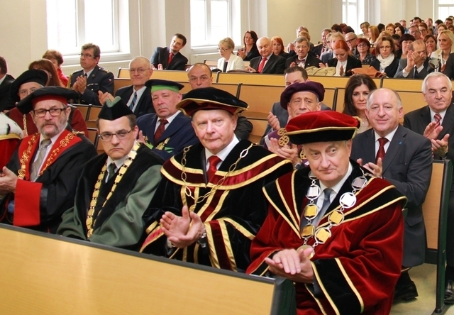 Účastníci slavnostního zasedání vědecké rady trenčínské univerzity