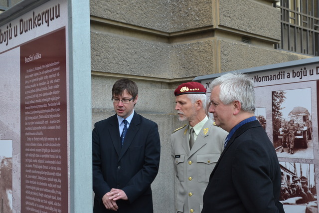 Autoři výstavy z Vojenského historického ústavu Praha Jiří Plachý a Ivo Pejčoch při slavnostním zahájení výstavy s armádním generálem Petrem Pavlem