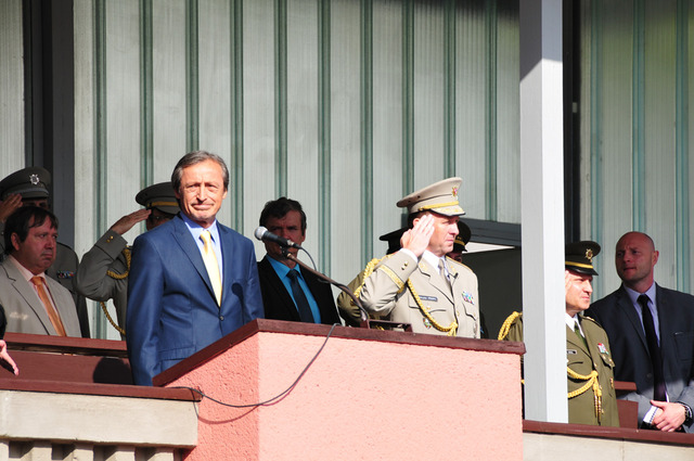 Ministr obrany Martin Stropnický a rektor-velitel Bohuslav Přikryl na tribuně