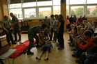 Vyzkoušet si transport raněného – i to bylo součástí programu