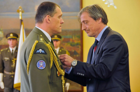 Ocenění v podobě Záslužného kříže ministra obrany ČR II. stupně se dostalo veliteli lehkého motorizovaního praporu z Bučovic podplukovníku Petru Svobodovi. Vyznamenání mu předal ministr Martin Stropnický