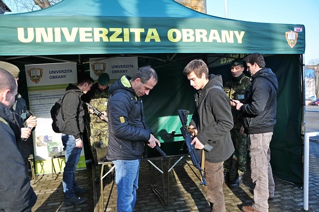 Ukázka ručních zbraní AČR