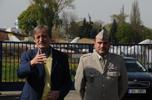 Ministr obrany Martin Stropnický a ředitel VHÚ Praha plukovník Aleš Knížek při zahájení 47. muzejní sezóny Leteckého muzea Kbely